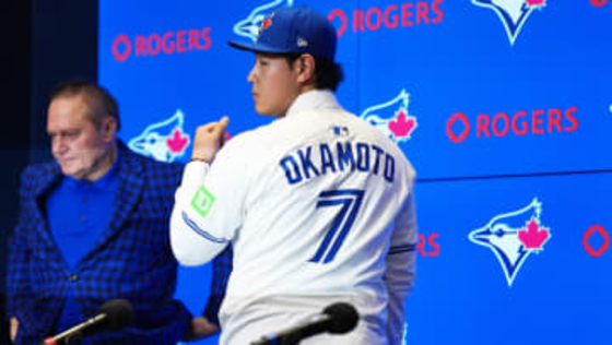 岡本和真が入団会見からキャラを全開　背番号“7”はプロ入りから憧れ　青のユニホームは“世界一似合う”　指揮官の印象は「見た目とは違って…」