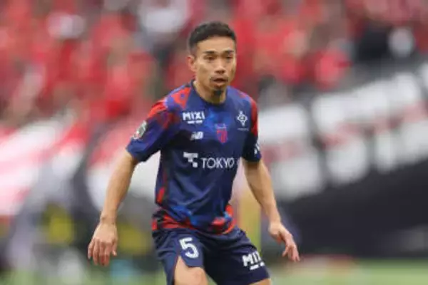 【FC東京】長友佑都が担架で途中交代　クリアボールを追い座り込む→右ハムストリング気にする仕草　5大会連続出場がかかるW杯を6月に控える