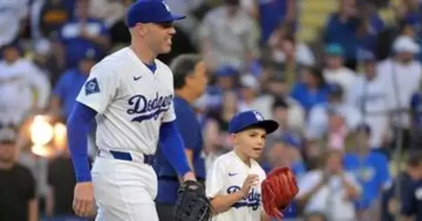 フリーマンパパの代わりにチャーリーくんがかわいい妹のお世話　腕の中で顔を寄せ合わせる