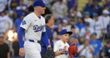 フリーマンパパの代わりにチャーリーくんがかわいい妹のお世話　腕の中で顔を寄せ合わせる