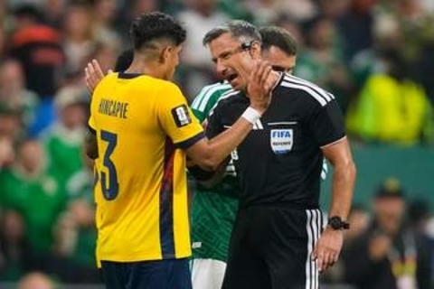 【W杯】審判にとっても夢の決勝　選出を知らされた主審は感激のあまり…FIFAが映像公開　こみ上げる感情に手で顔をおおう姿　同僚ら拍手喝采で称える