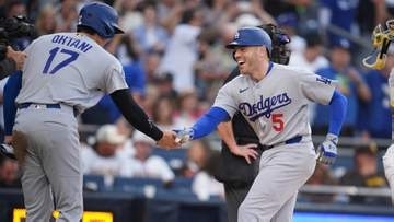 【ドジャース】フリーマンが父の前でまた活躍　ベンチ横ネット越しにハイタッチする瞬間を球団公式SNSが公開　2024年WS第1戦のサヨナラ満塁弾後にも、感情高ぶらせ喜びあう姿が話題に