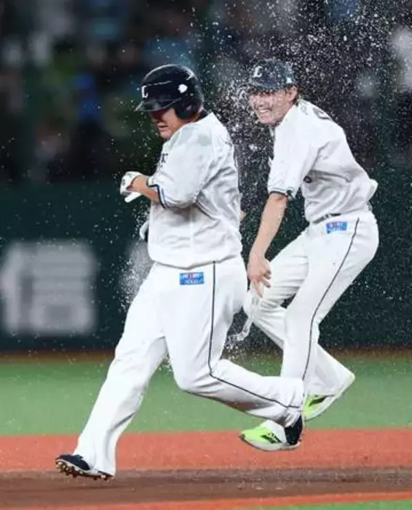 「一応僕インフルエンザ明けなので」西武・中村剛也がサヨナラ打の祝福逃げる　監督の誕生日は「別に何もない、だって54でしょ」記者を笑わす