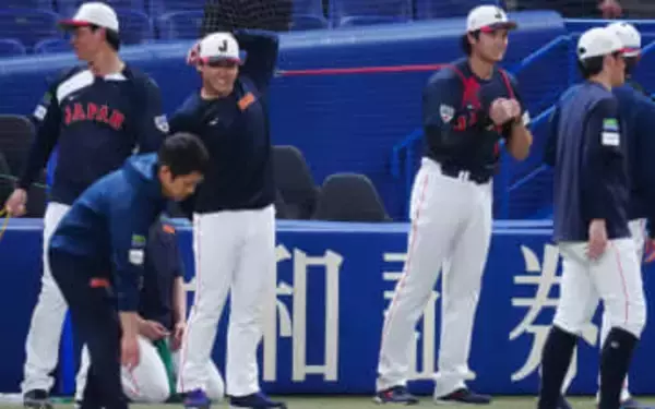 お行儀のいい大谷翔平　侍ジャパンに合流　菊池雄星と近藤健介の間で手を前に組みピンと立つ
