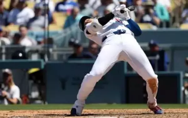 大谷翔平がおもわず“えびぞり”　おおきくそれたボールに腰を90度曲げる