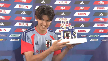 後藤啓介「すばらしい大会だったといえるように」　21歳誕生日でサプライズのケーキ受け取り笑顔はじける【サッカー日本代表】