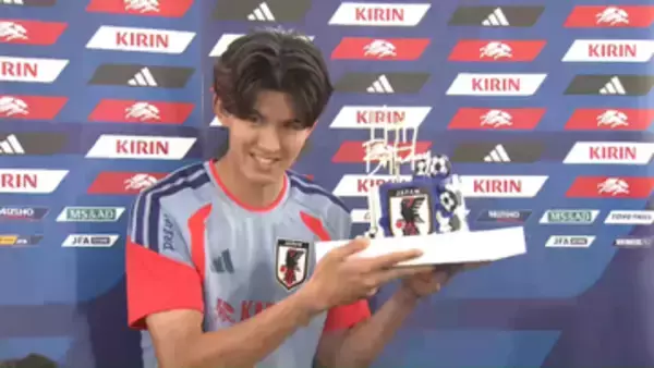 後藤啓介「すばらしい大会だったといえるように」　21歳誕生日でサプライズのケーキ受け取り笑顔はじける【サッカー日本代表】