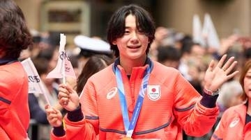 「2人で笑って支え合いながら」スノーボード五輪金メダリスト戸塚優斗が結婚発表　お相手は五輪2大会出場の今井胡桃さん　海辺での2ショット写真を公開