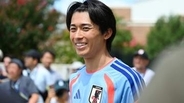 サッカー日本代表・中村敬斗がパワフルな子供たちに囲まれ笑顔　古巣“三菱養和SC”をサプライズ訪問「パワーを貰いました」