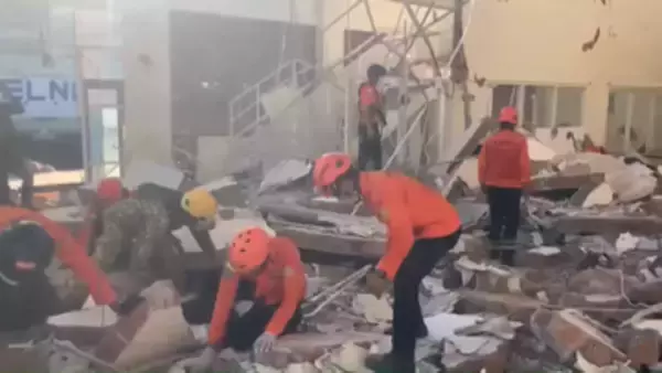 インドネシア東部でM7.7の地震　少なくとも20人死亡