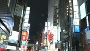 JR新宿駅東口前のビルで火事…延焼中　男女4人ケガ