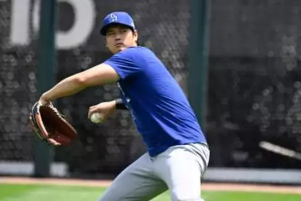 試合前の大谷翔平、近寄ってきた相棒スミスに「俺の球受けてよ」と言いたげアクションで笑顔　登板回避以来、本拠地では初のキャッチボール実施