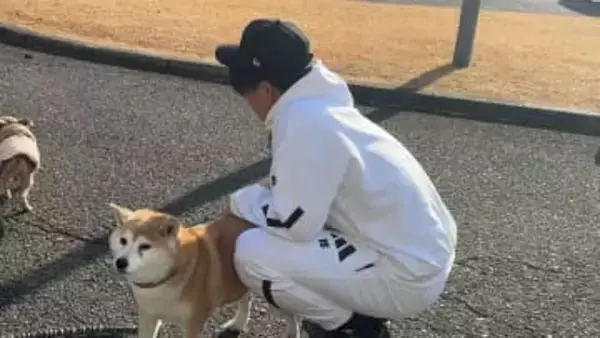【きょうの1シーン】犬を見つけて笑顔の大勢　去年のキャンプでは坂本勇人も“とりこ”に