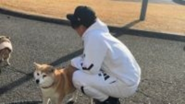 【きょうの1シーン】犬を見つけて笑顔の大勢　去年のキャンプでは坂本勇人も“とりこ”に