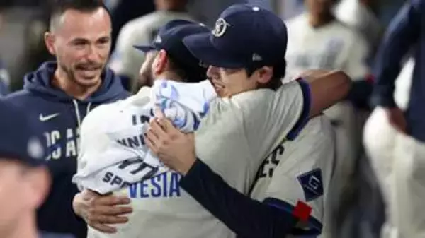 佐々木朗希がベシアにありがとうのハグ2回　1アウト満塁のピンチを無失点で切り抜けた救世主にベンチで絶叫　肩の力が抜けた佐々木に肩もみからのハグ