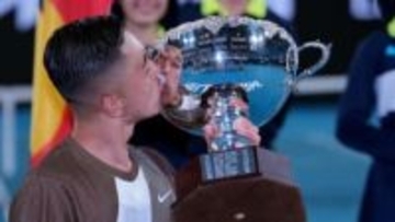 「君が恋しかった」小田凱人が全豪OP2度目制覇でトロフィーにキス「君は素晴らしいチャンピオン」対戦相手が称賛