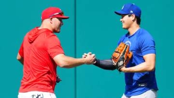 大谷翔平“トラウタニ”の再会喜ぶ　かつての盟友トラウトに駆け寄り固い握手からのハグ