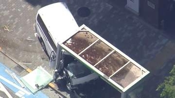渋谷でバス停にワゴン車突っ込む　50代の運転手死亡