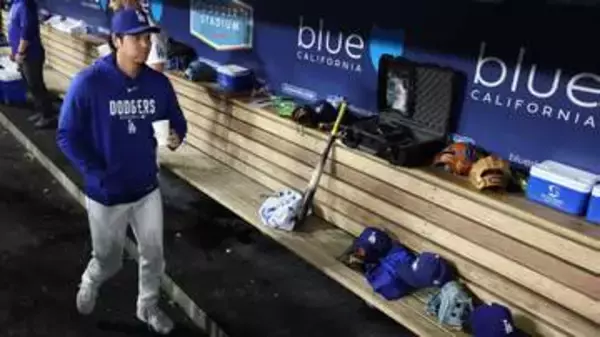 大谷翔平　バッティンググローブ取り出し準備始める　4試合連続スタメン外