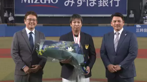 【ロッテ】益田直也に名球会ブレザー授与　250セーブ達成　古田敦也氏・井口資仁氏から花束