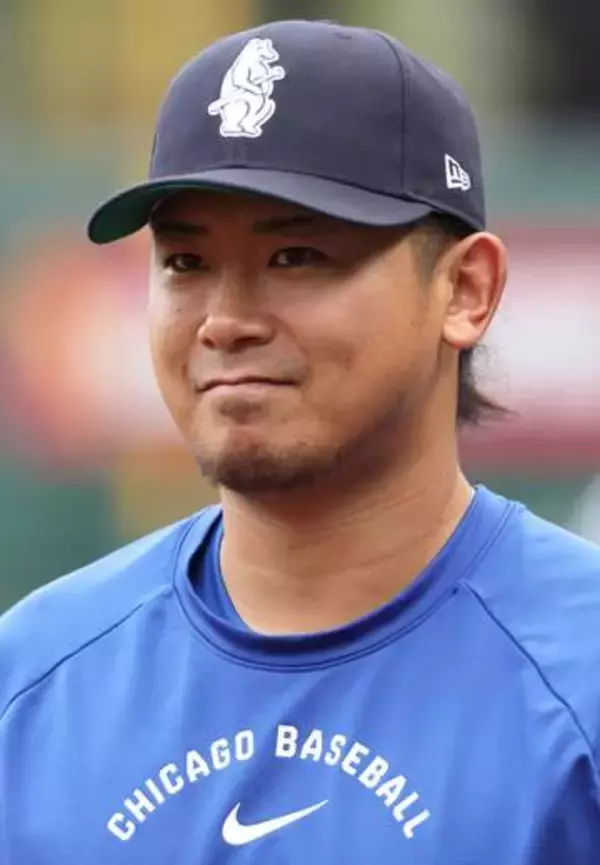 今永昇太　練習後に遭遇した超有名キャラクターと２ショット　優しいまなざし送り、クッキーを口元に近づけ…　撮影ポーズいろいろ試し気さくに応じる