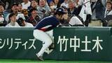 「【WBC】韓国選手がフェンス激突でヒヤリ　侍ジャパン・亀井コーチが寄り添い心配な表情　プレー続行で両チームのファンから温かい拍手」の画像1