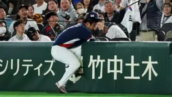【WBC】韓国選手がフェンス激突でヒヤリ　侍ジャパン・亀井コーチが寄り添い心配な表情　プレー続行で両チームのファンから温かい拍手