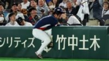 【WBC】韓国選手がフェンス激突でヒヤリ　侍ジャパン・亀井コーチが寄り添い心配な表情　プレー続行で両チームのファンから温かい拍手