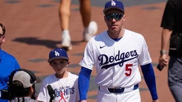 チャーリーくん　ロバーツ監督からも“歓迎ハグ”ド軍集合写真の中央で満面の笑み　スター選手にもサインのおねだりとオールスターを全力で楽しむ