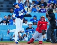 間一髪の大谷翔平　三振後の動線が相手捕手の送球の軌道とぴったり　大きくのけぞってうまく回避