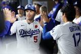 「【MLB】ド軍OBの父が見守るなか活躍した23歳若手へ　フリーマンのお茶目なやり取りが話題に　メジャー2年目、キャリア通算3発は全てドジャース戦で記録する奇縁」の画像1