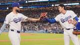 「大谷翔平が好プレーのパヘスをベンチ前でお出迎え　グラブタッチで感謝伝える　7回無失点で防御率0.82」の画像1