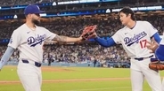 大谷翔平が好プレーのパヘスをベンチ前でお出迎え　グラブタッチで感謝伝える　7回無失点で防御率0.82