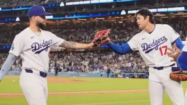 大谷翔平が好プレーのパヘスをベンチ前でお出迎え　グラブタッチで感謝伝える　7回無失点で防御率0.82