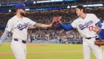 大谷翔平が好プレーのパヘスをベンチ前でお出迎え　グラブタッチで感謝伝える　7回無失点で防御率0.82