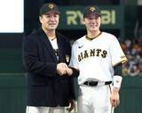 「田中将大が“幼なじみ”の坂本勇人の300号を祝福　昨季は田中の200勝に坂本から花束贈呈　いまも高め合う巨人の盟友コンビ」の画像1