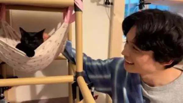 SixTONES・松村北斗　2匹の保護猫・とんとこアメ＆キャンディーと仲良くなるため、大奮闘