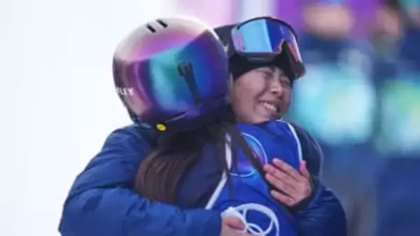 ライバル同士で熱い“ハグ”の連続　深田茉莉、村瀬心椛の金&銅メダルの激闘の戦いで美しいスポーツマンシップ