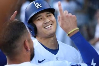大谷翔平の300号メモリアル弾にロバーツ監督らから祝福のハグ　ベンチに広がる笑顔