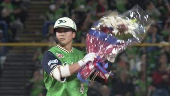「パパになりました」サイクル安打のヤクルト・丸山和郁がサプライズ発表　球場から祝福の大歓声