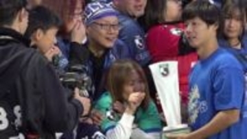「いっぱい愛を注いでもらった」J2優勝の水戸　長崎戦で涙の大崎航詩を支えた両親に“感謝”　J1切符に母は息子の胸で号泣