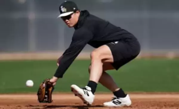 村上宗隆「日本の選手より球が強い」一塁守備の難点を明かす　ライブBPでは2塁打2本と快音