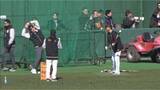 「【巨人】春季キャンプ初日で“サカチョー”名コンビが再会　姿見せた長野さん体がうずく？　坂本勇人がバット振る横でストレッチ」の画像1
