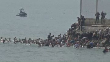 スペインの飛び地セウタに移民が流入…モロッコから2000人以上　現地で混乱続く