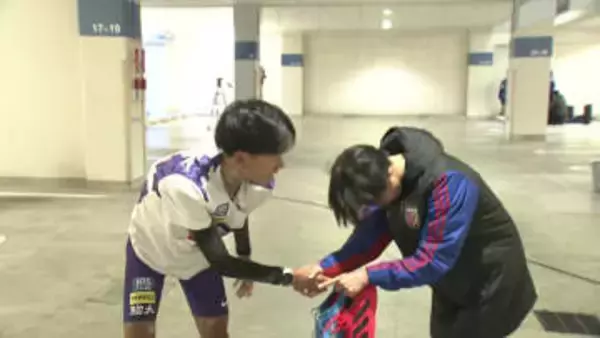 「来年頑張って名前を残して」6区区間賞争いの2人が熱い握手　駒澤大・伊藤蒼唯は創価大3年・小池莉希にエール