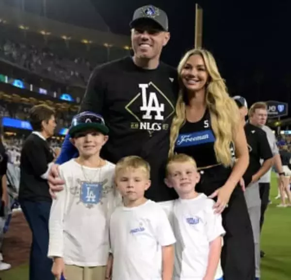 フリーマン家に第4子がまもなく誕生「さて、男の子かな…それとも女の子かな？」長男のチャーリーくんがエコー写真持って笑顔