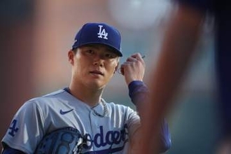 指揮官からの強烈ねぎらい→よろめいた山本由伸　負けられない一戦で圧巻投球　降板か続投か7回裏ベンチ…そして集中から解放、落差に脱力笑顔