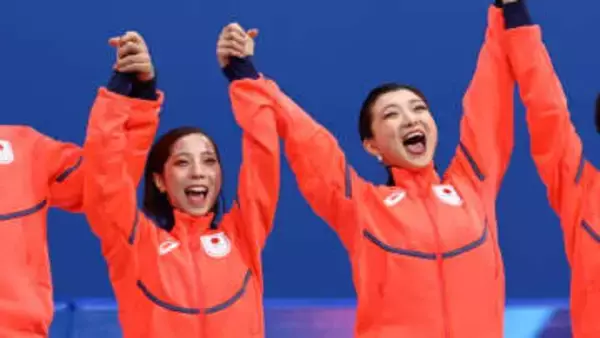 坂本花織と三浦璃来が和気あいあい　取材中も手つなぎはしゃぐ　フィギュアスケート団体は銀メダル