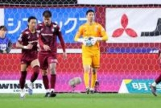 【J1】試合終了間際にアクシデント　神戸・味方同士で頭部激突し流血 　「名古屋のドクターも!!」と審判叫び約20分間中断→ピッチに救急車が入り搬送する事態に