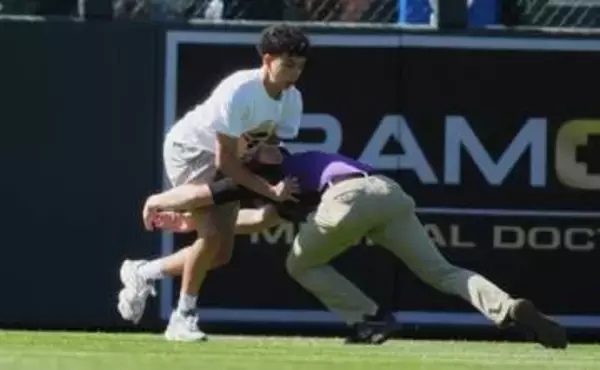 【ハプニング】観客席からファン乱入　球場スタッフが強烈タックルで捕まえ連行　ロッキーズvsドジャースの一幕